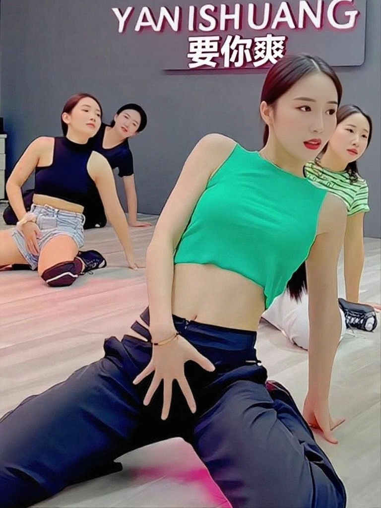 舞蹈老师小艾和小爽